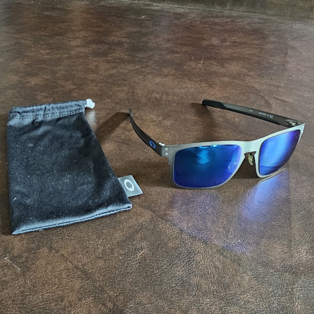 Men's Oakley Grey/Black Metal/Rubber, Blue Lens Sunglasses with Oakley Pouch